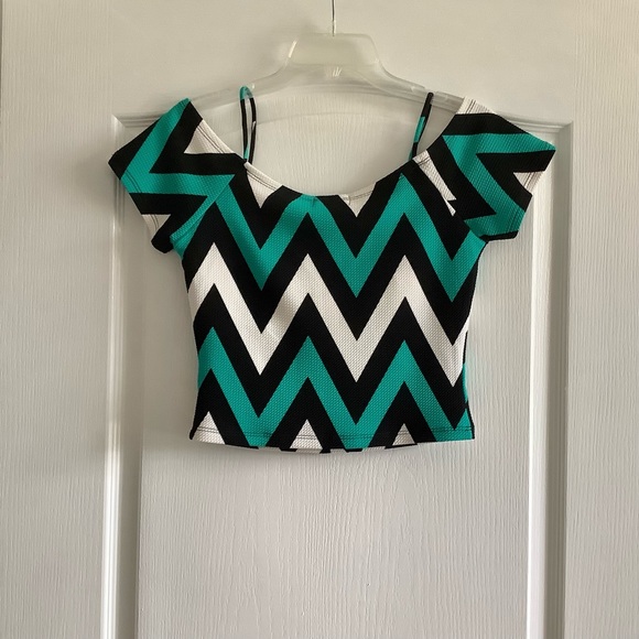 SARAH LA JUNIORS COLD SHOULDER TOP - GREEN, BLACK & WHITE - SIZE L - Picture 2 of 4